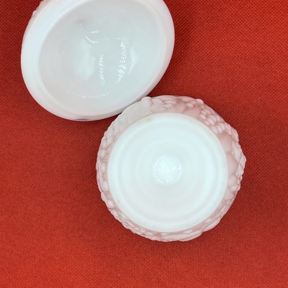 🍬Vintage Avon Pedestal Milk Glass Candy/ Trinket Dish With Lid - Picture 6 of 7